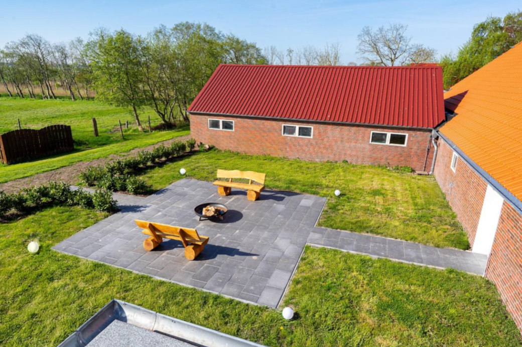 Feuerstelle & Weg zum Spielplatz Feuerstelle & Weg zum Spielplatz