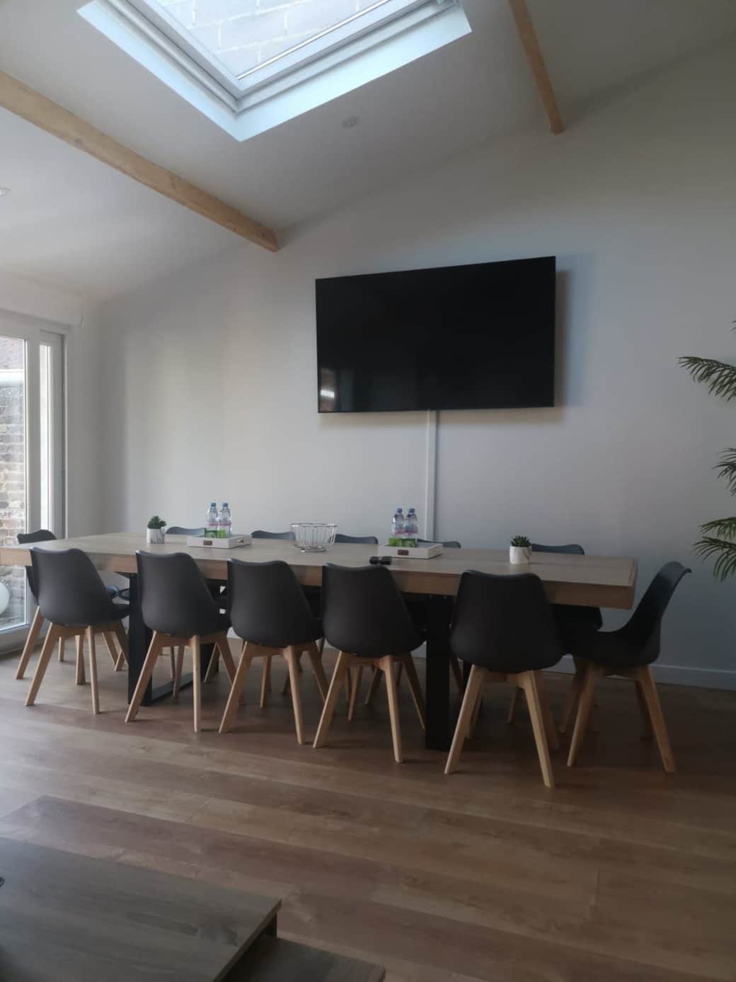 Grande salle à manger avec table pour 10 convives Grande salle à manger avec table pour 10 convives