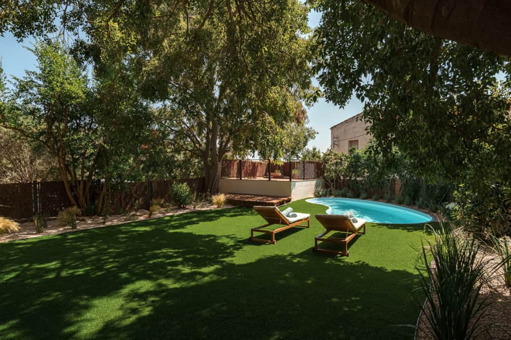 Jardín i piscina 