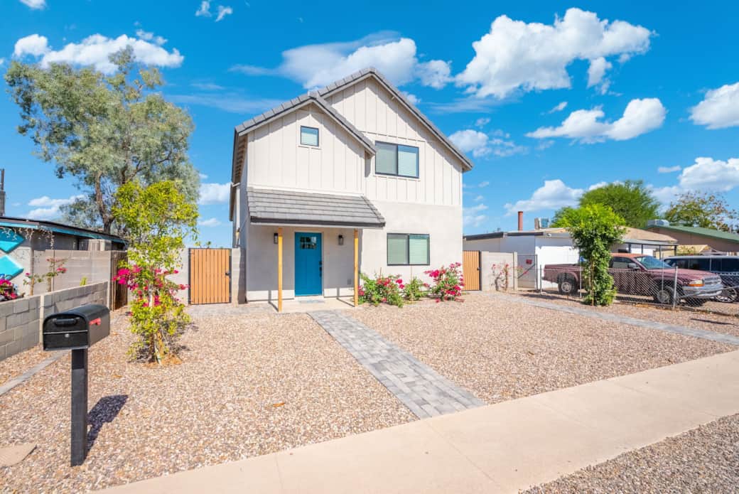 Beautiful curb appeal welcomes you to your Arizona getaway. Beautiful curb appeal welcomes you to your Arizona getaway.