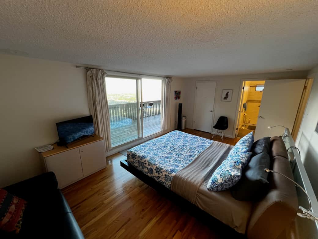 Second floor Owner's Suite w bath and private deck - city views