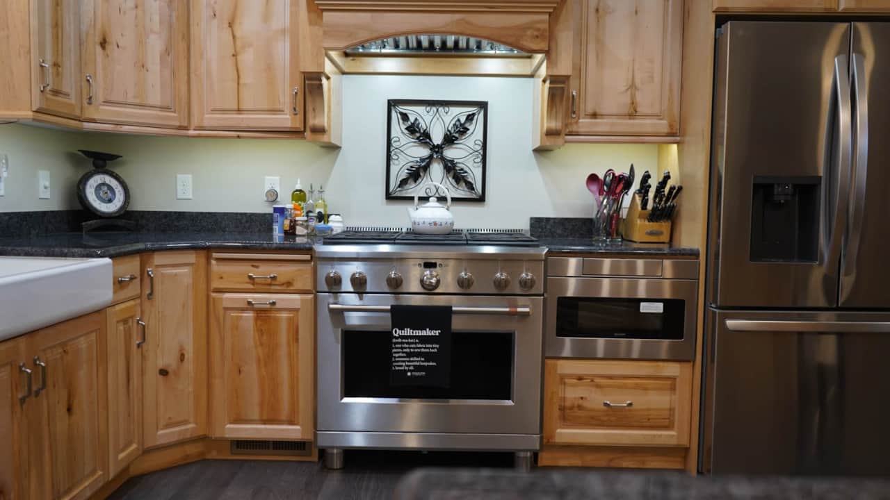 cedar-city-quilt-retreat-gourmet-kitchen.JPG