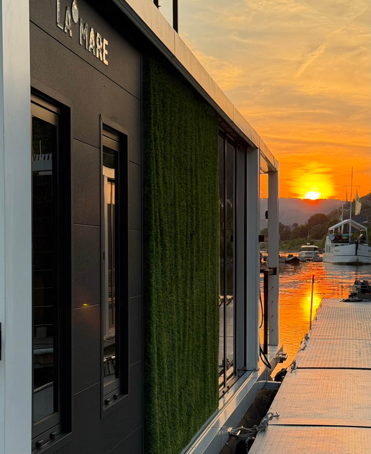 Modern 2 at sunset in Marina Rheinlicht