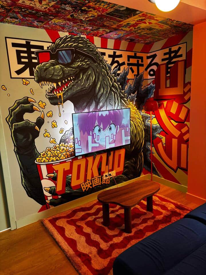 Tokyo, ville légendaire capturée dans l’intimité d’un intérieur. Une fusion entre cinéma, culture pop et art graphique. Un lieu où Godzilla n’est plus une menace, mais un gardien emblématique, témoin de votre séjour haut en couleur. Tokyo, ville légendaire capturée dans l’intimité d’un intérieur. Une fusion entre cinéma, culture pop et art graphique. Un lieu où Godzilla n’est plus une menace, mais un gardien emblématique, témoin de votre séjour haut en couleur.
