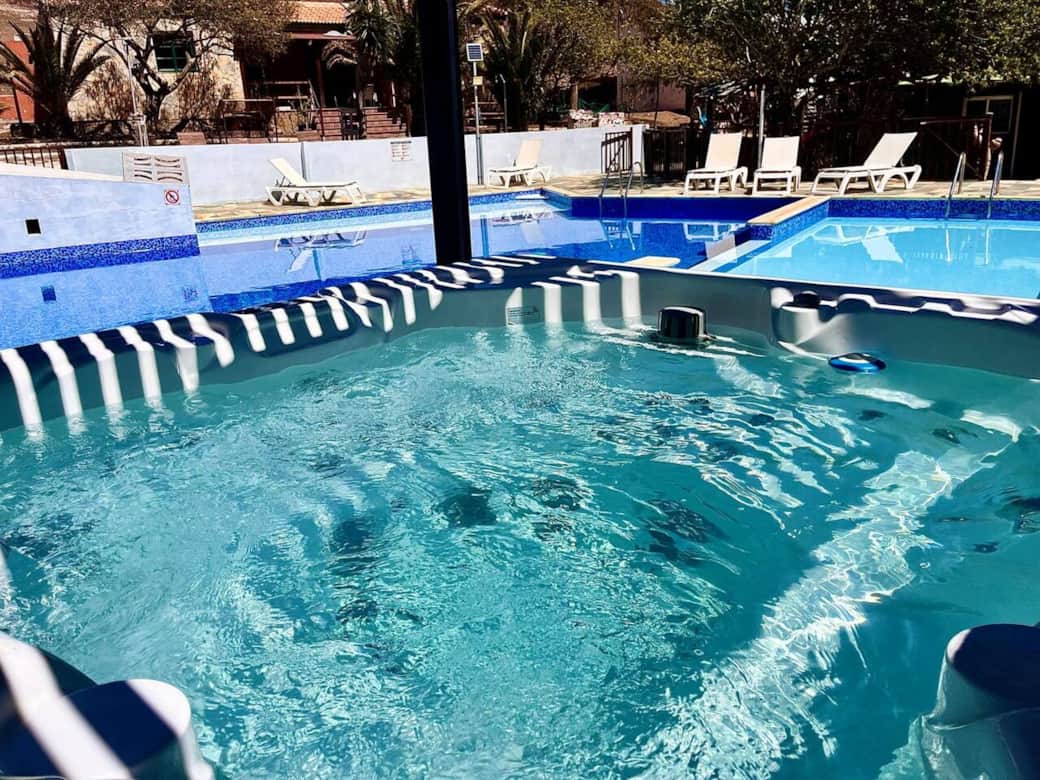 zona de jacuzzi y piscina al aire libre 365 dias al año 