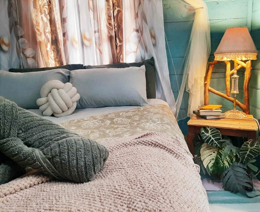 The "Acacia Room" - Super comfy Queen bed, rustic decor and a whole lot of charm The "Acacia Room" - Super comfy Queen bed, rustic decor and a whole lot of charm
