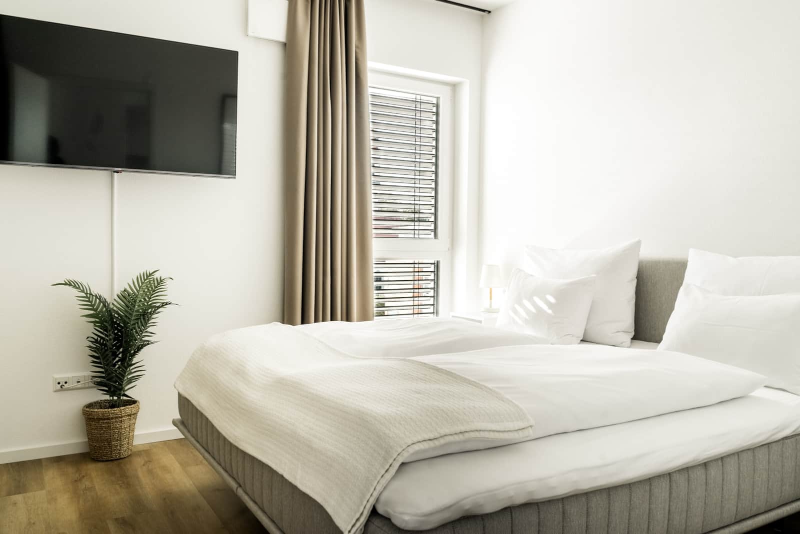 Helles Schlafzimmer in einem Sedan Apartment in Günzburg mit modernem Schlafkomfort