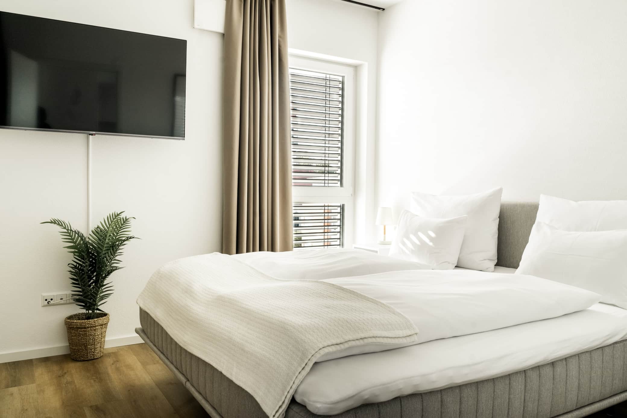 Ruhiges Schlafzimmer in einem Sedan Apartment für erholsame Business-Aufenthalte