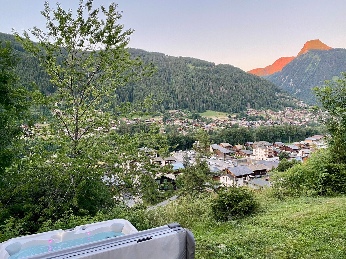 Bain à remous au coucher du soleil, l'été