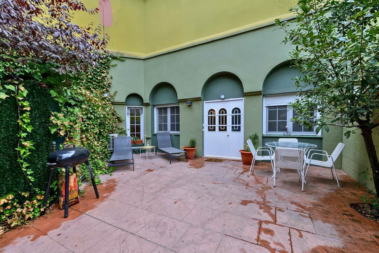 Patio privado con barbacoa, mesa y tumbonas