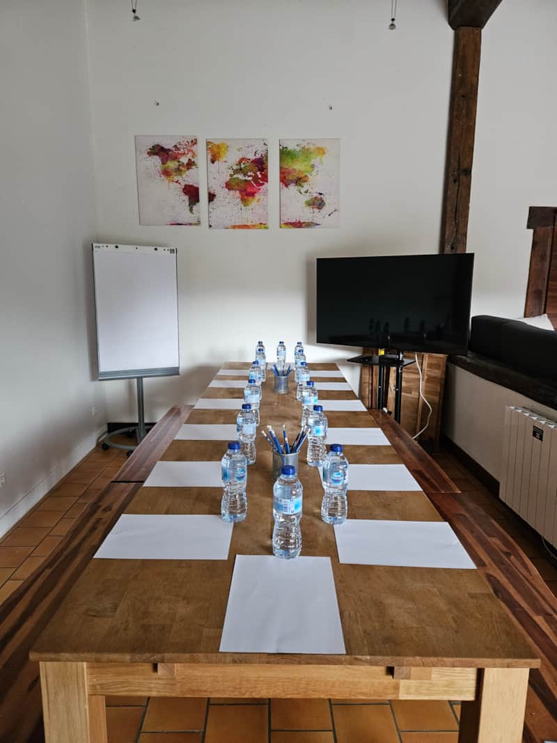 Salle installée en U pour un séminaire
