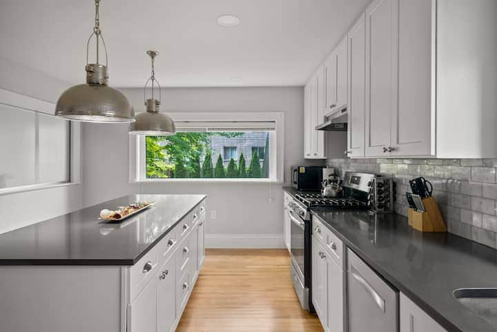a large island—perfectly equipped for cooking and entertaining with ease.