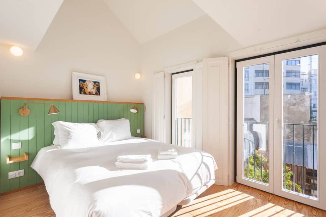 Master bedroom with high vaulted ceilings. Queen sized bed with aircon, bedside lamps, bedside table, plugs, usb connection and large integrated wardrobe