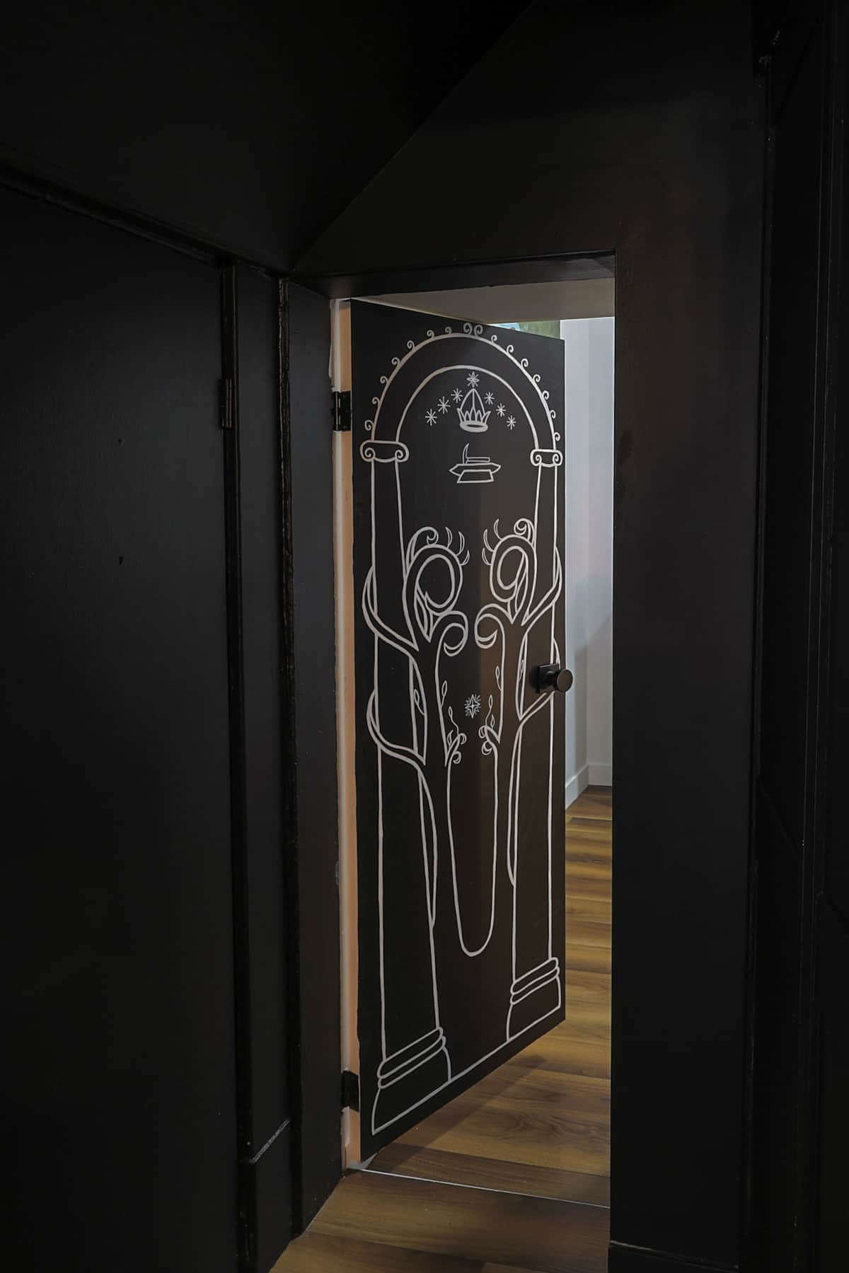 Porte secrète inspirée du Seigneur des Anneaux… pour ceux qui reconnaissent la référence 😉