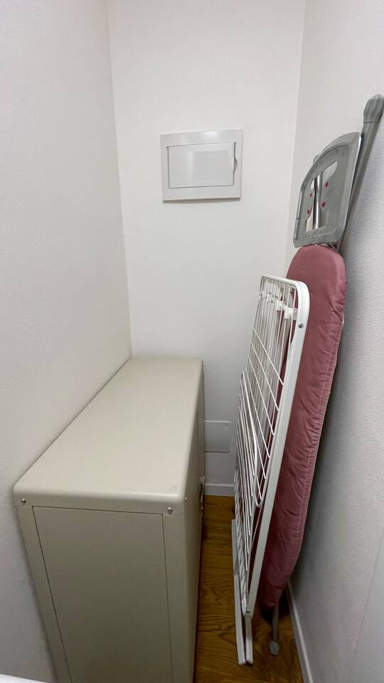 Lavanderia - Stendibiancheria, ferro e asse da stiro.