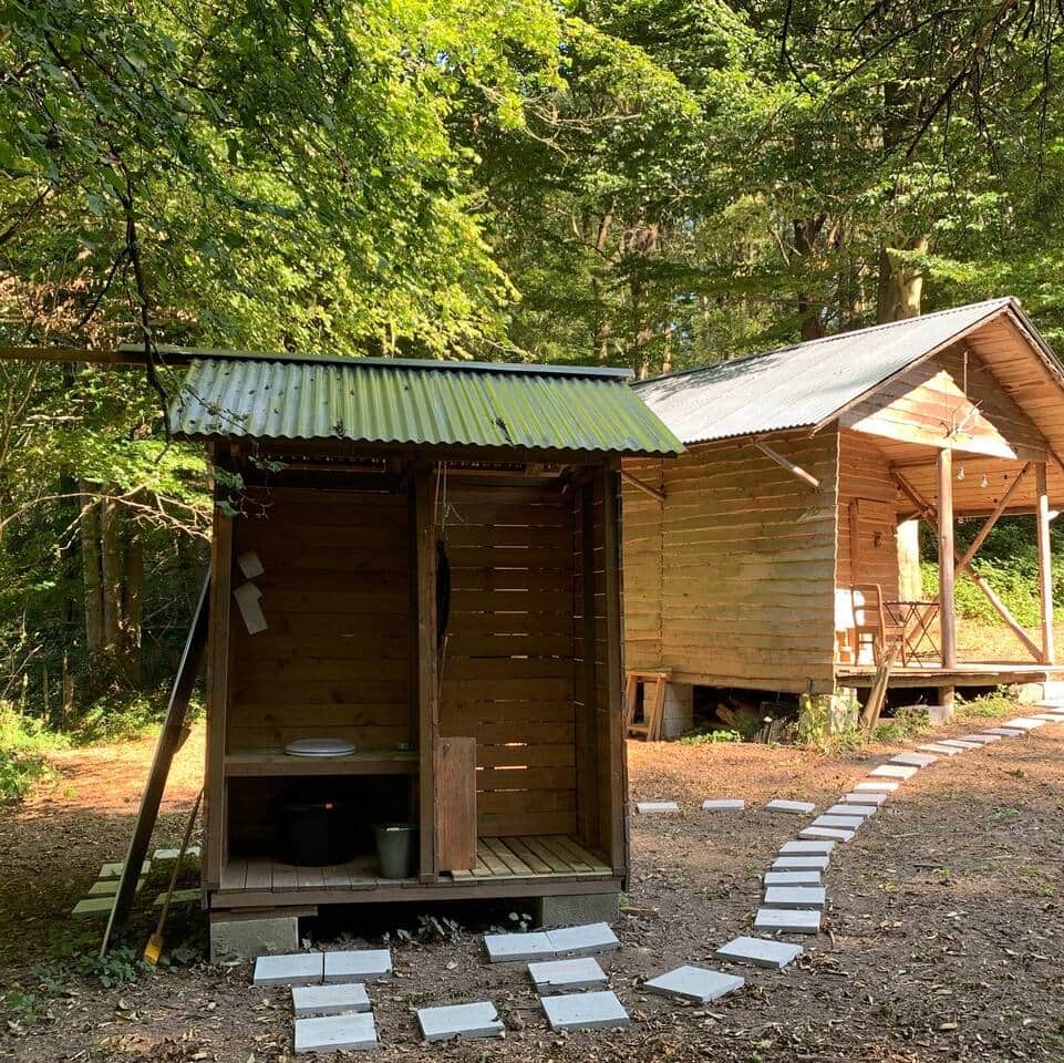 Toilettes sèches et douche extérieure. A quelques mètres de la cabane.