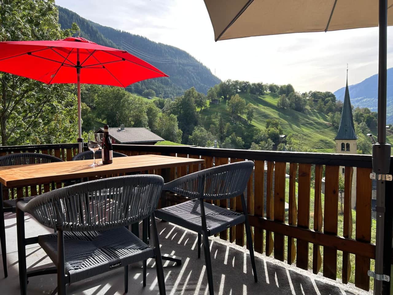 Zonnig balkon met uitzicht over het dal