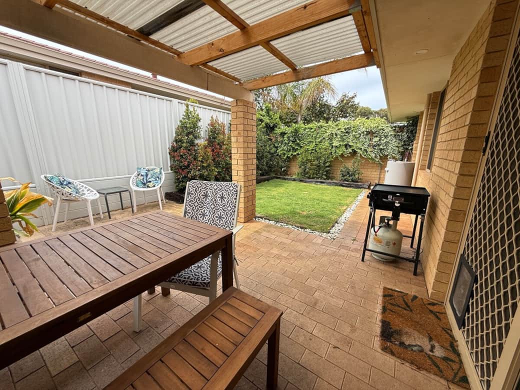 Enjoy our cozy patio area, with an outdoor seating area, a two-burner gas BBQ for outdoor cooking and a handy wall-mounted clothesline. For your furry friends, there's a doggy door in the sliding door, suitable for small to medium-sized breeds.