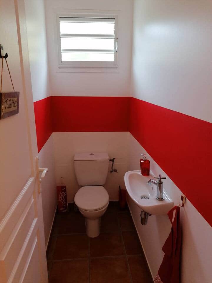 Les toilettes visiteurs, situées entre les chambres rouge et bleue