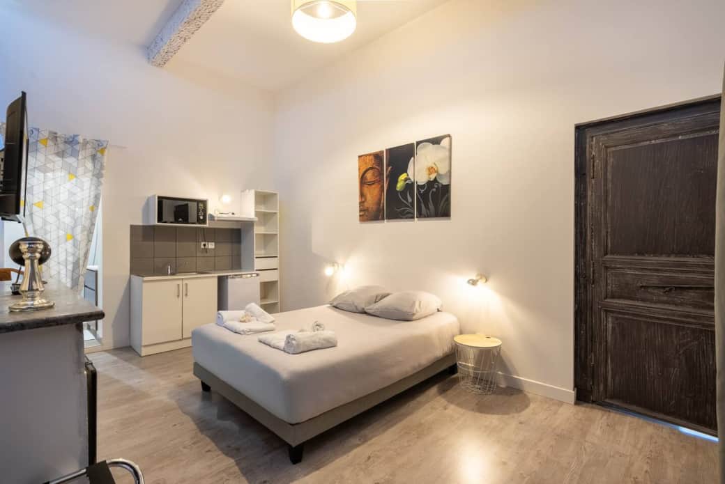 Chambre claire avec grand dressing