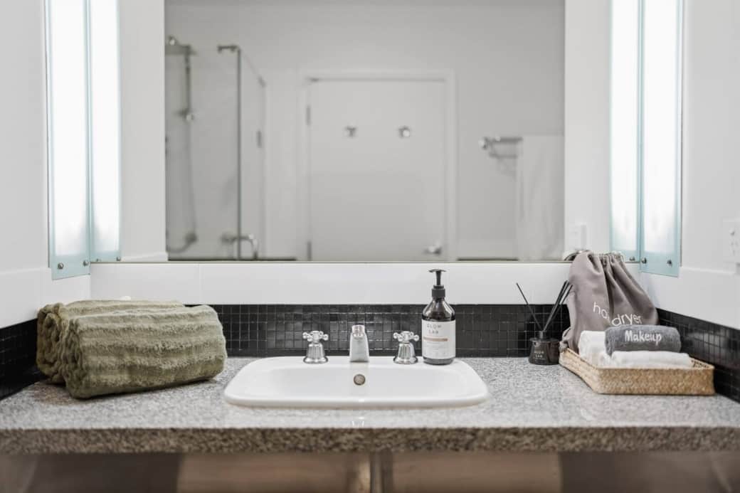 Basin with pool towels, hairdryer, face cloths Basin with pool towels, hairdryer, face cloths