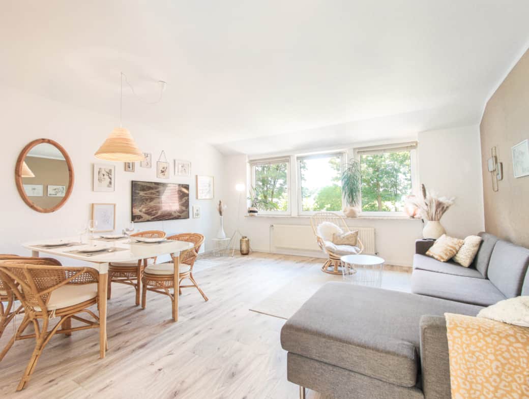 Geräumiges Wohnzimmer im Bohemian Style mit traumhafter Aussicht.