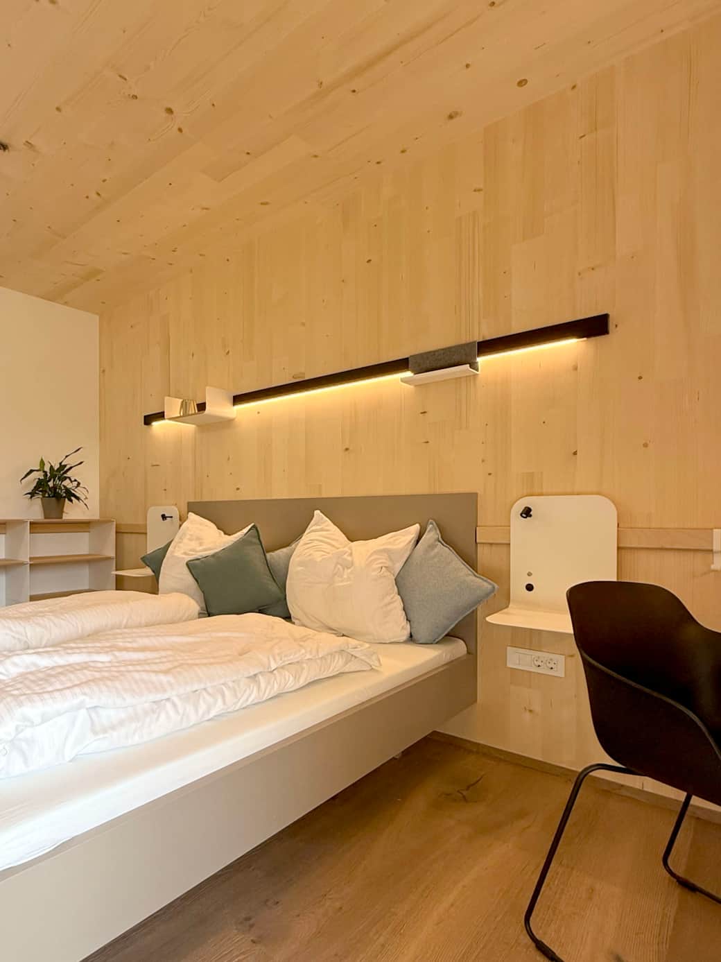 Gemütliches Schlafzimmer mit Naturholzwänden