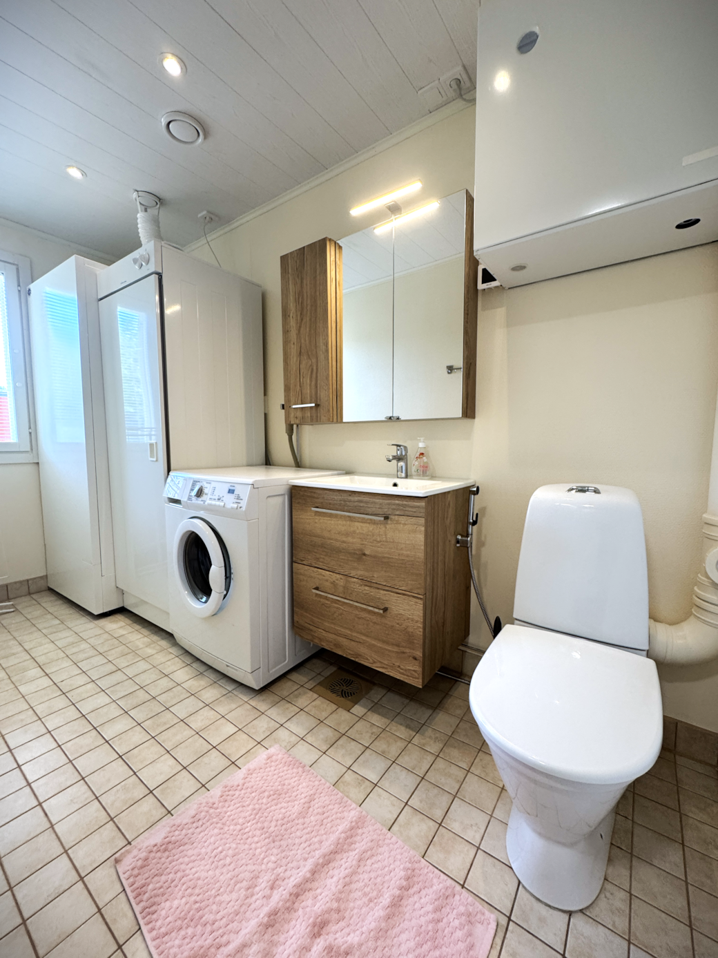 The spacious restroom is equipped with a washing machine and a clothes drying cabinet. The spacious restroom is equipped with a washing machine and a clothes drying cabinet.