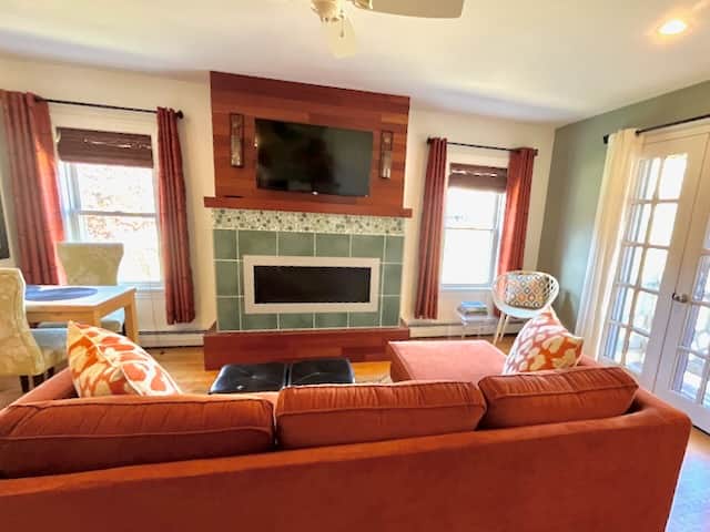 Comfortable living and dining room in this one bedroom apartment in Tannersville