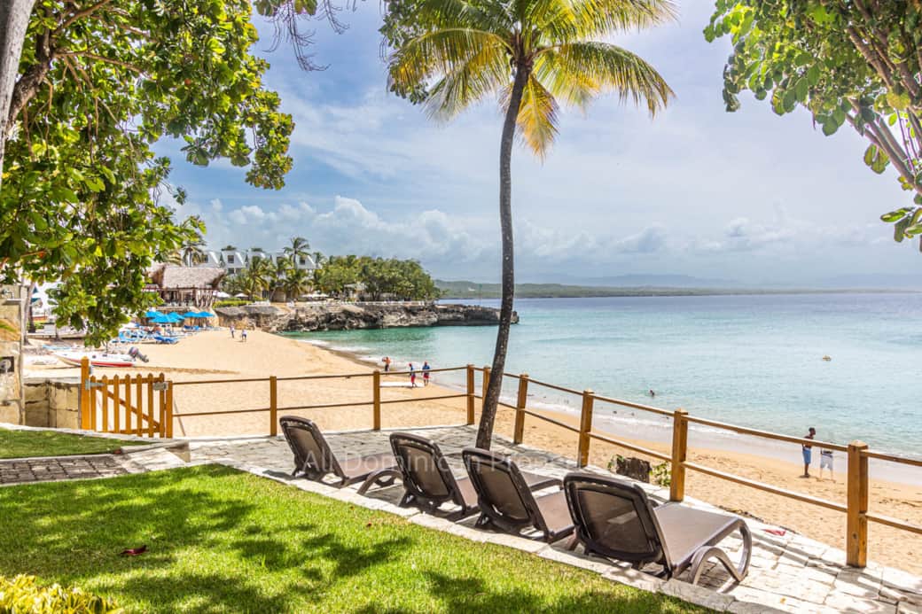 Direct access to the sandy beach