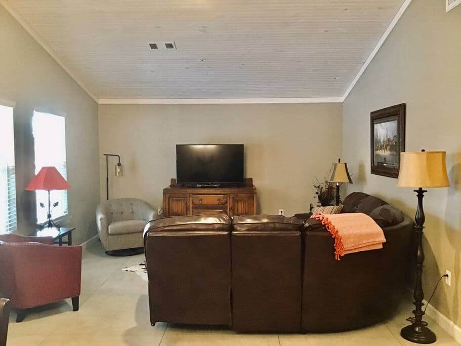 Living area w/ reclining sofa Living area w/ reclining sofa