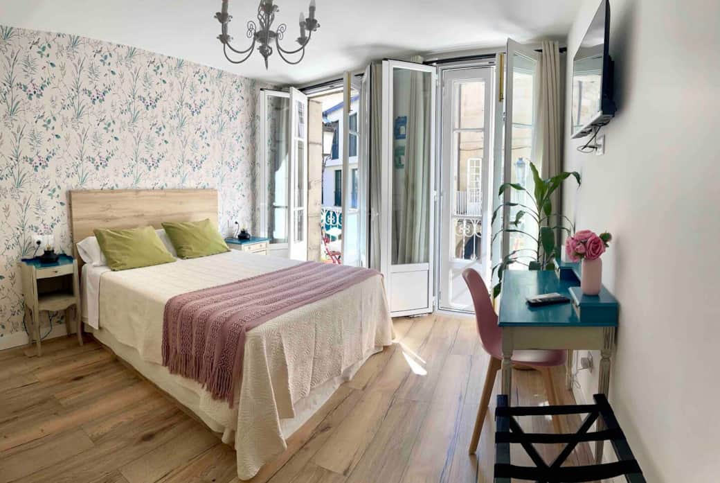Dormitorio muy acogedor con cama de 150,  smart TV y un armario muy espacioso. Desde su precioso balcón podrás disfrutar de las vistas a la siempre animada Plaza del Hierro. Está aislado con doble ventanal.
