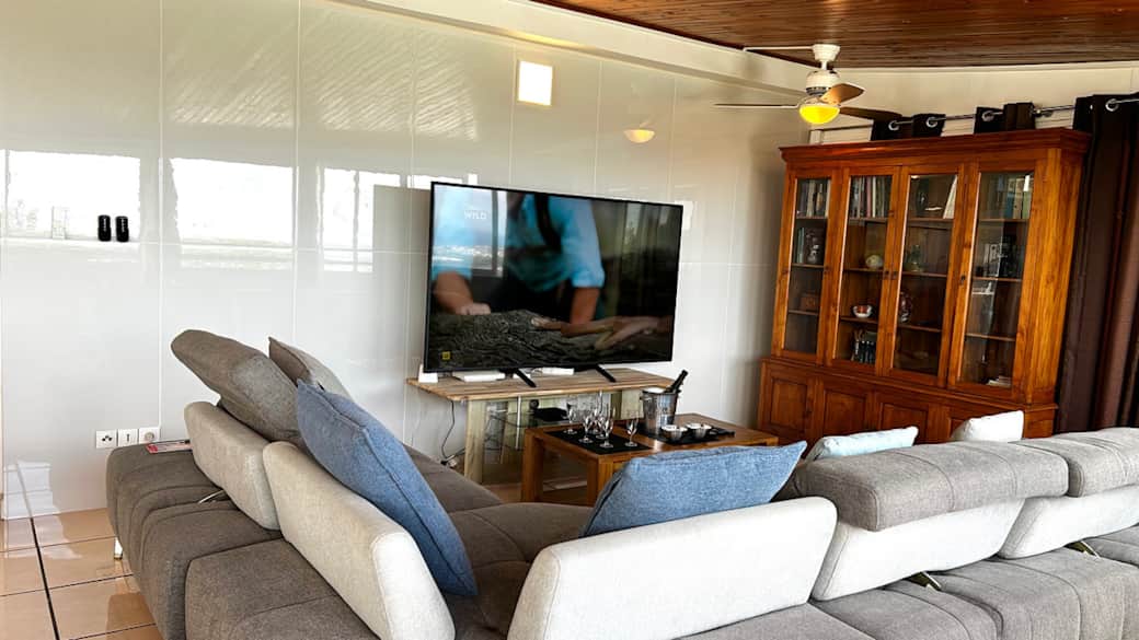 WIDE-SCREEN TV AND CABLE CHANNELS