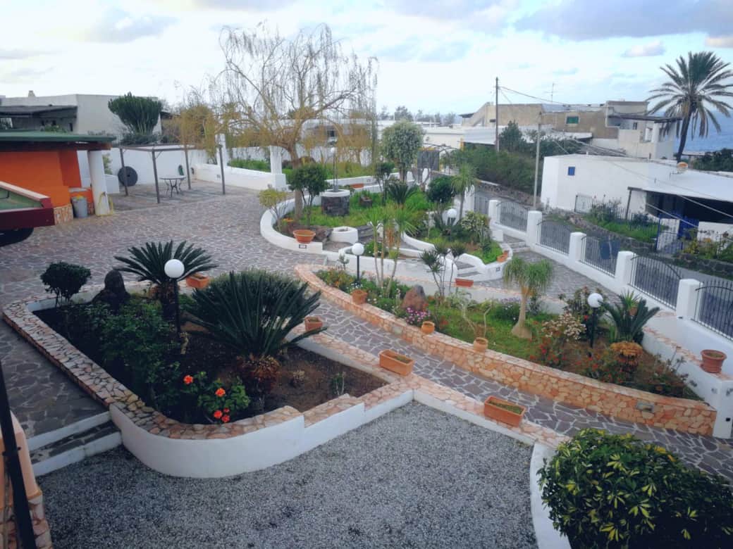 Giardino curato con vialetti in pietra e relax all’aperto, Casa Eolo Malfa Giardino curato con vialetti in pietra e relax all’aperto, Casa Eolo Malfa