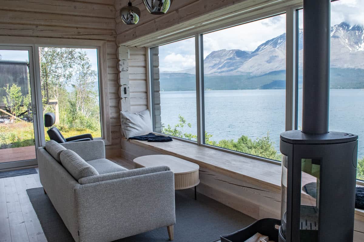 Wohnzimmer in Skaret mit Kaminofen und Fensterbank zum Fjord