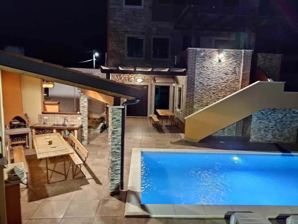 Casa Bozzero, vista notturna dal recinto, tettoia con BBQ e pergola con bbq
