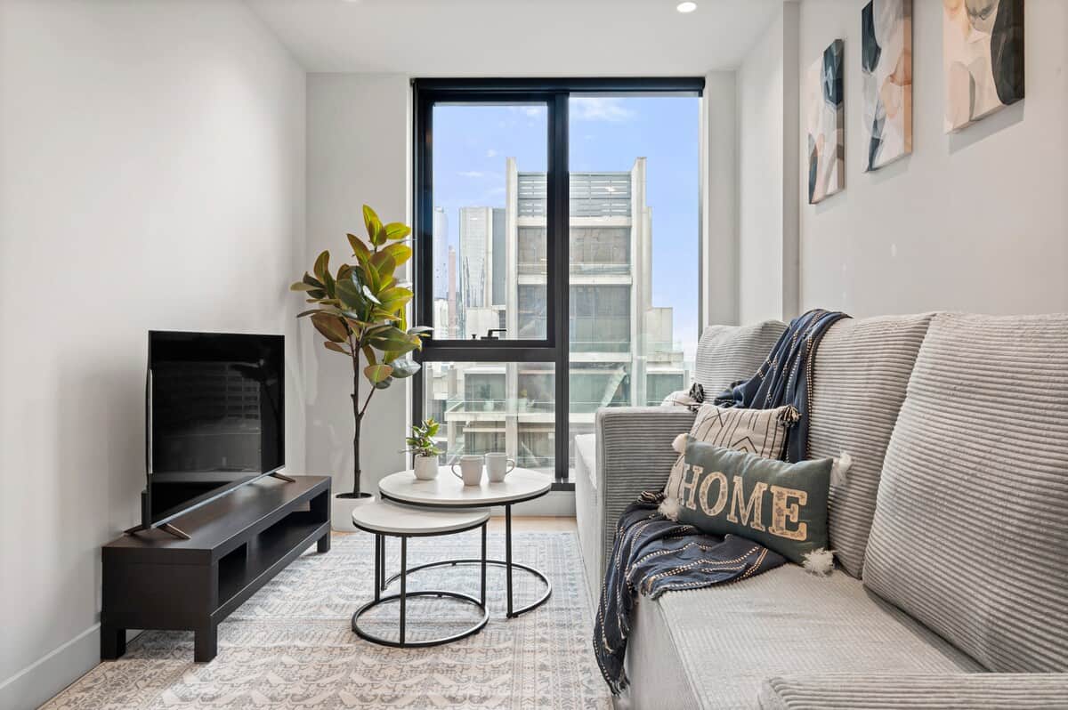 BNBIFY Melbourne CBD Apartment – Bright Living Area with City Views