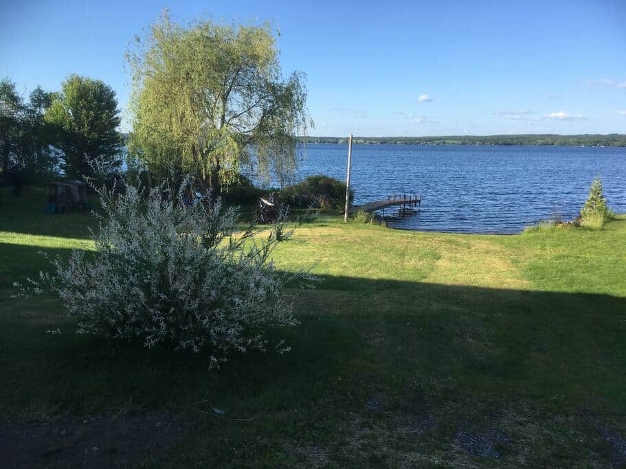 Vue du terrain et du lac