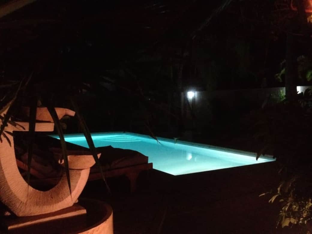 Piscine, la nuit