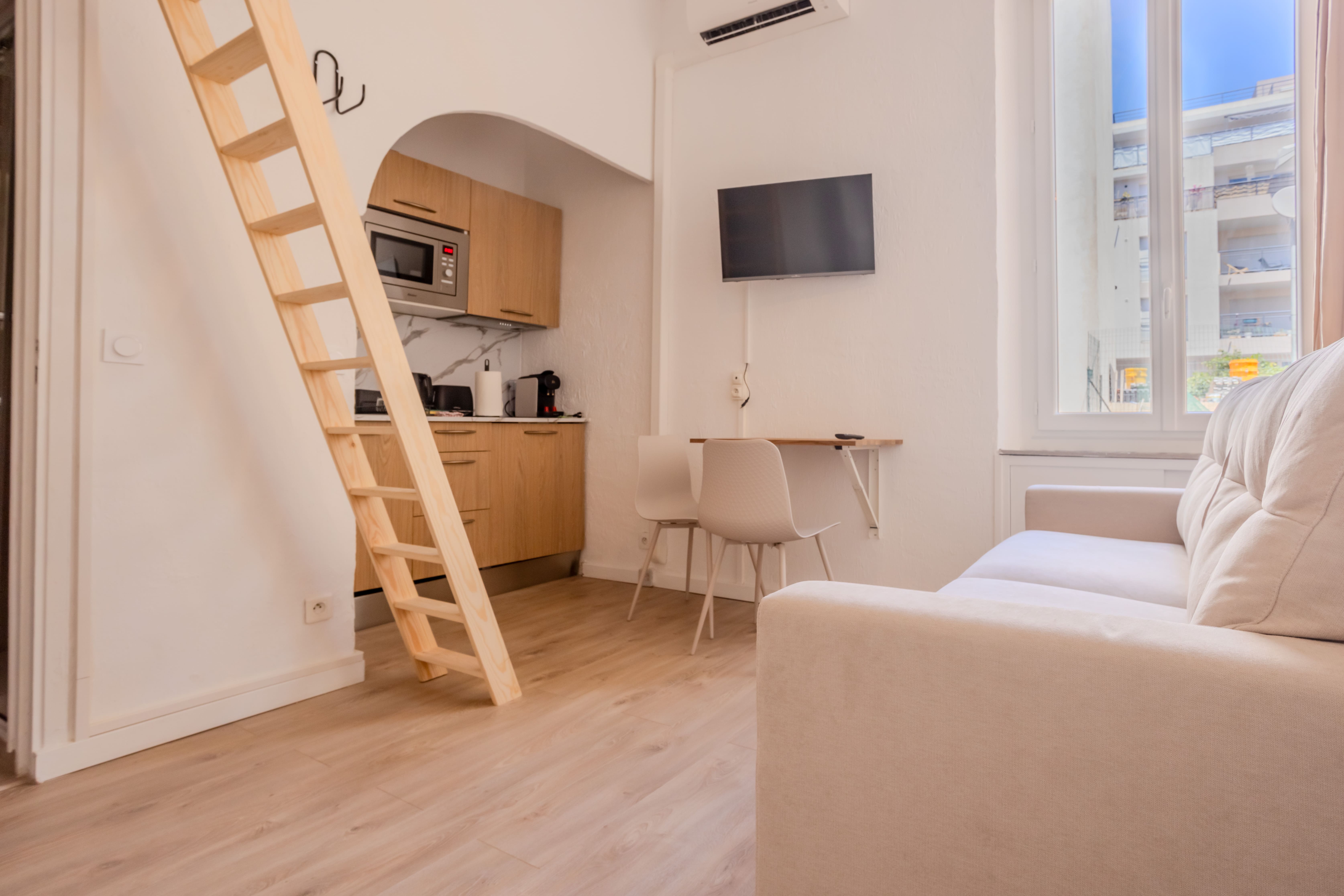Juan Les Pins Centre : studio 3pers avec mezzanine, Antibes