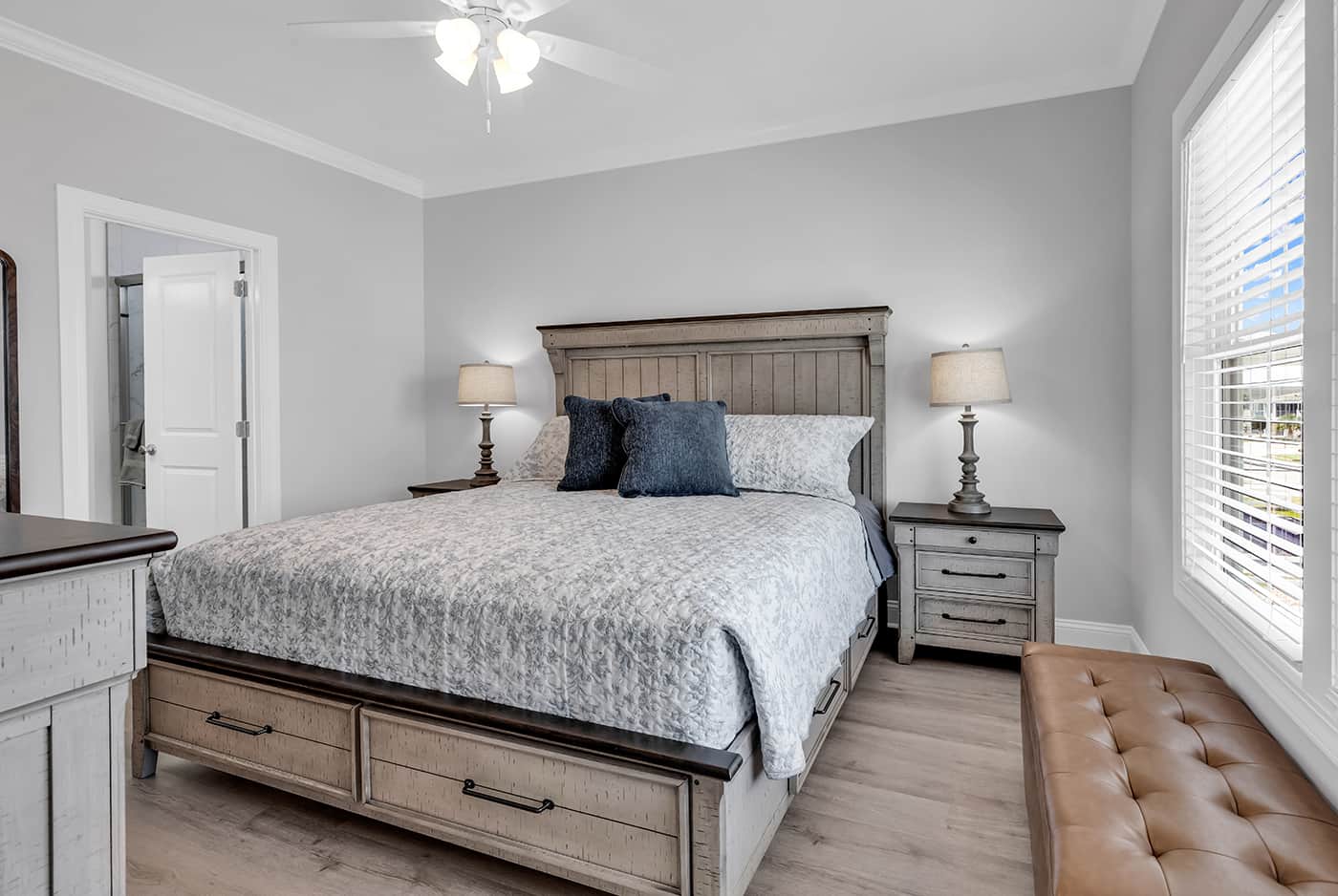King bedroom with private ensuite bathroom