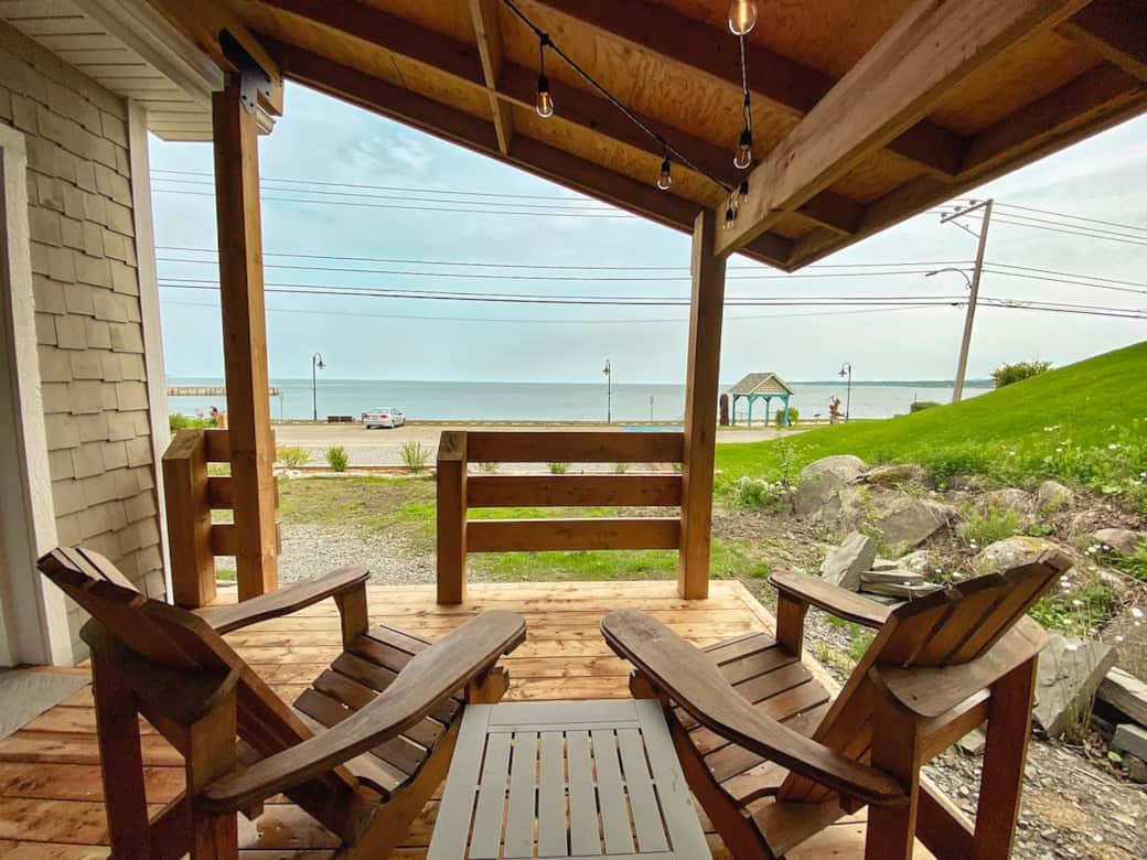 Vous allez tomber sous le charme de cette terrasse couverte! Parfaite pour profiter de l’air salin, peu importe la météo ️ Vous y trouverez une belle table pour vos repas, un BBQ prêt à l’emploi, et une vue imprenable sur la plage! ️ Vous allez tomber sous le charme de cette terrasse couverte! Parfaite pour profiter de l’air salin, peu importe la météo ️ Vous y trouverez une belle table pour vos repas, un BBQ prêt à l’emploi, et une vue imprenable sur la plage! ️
