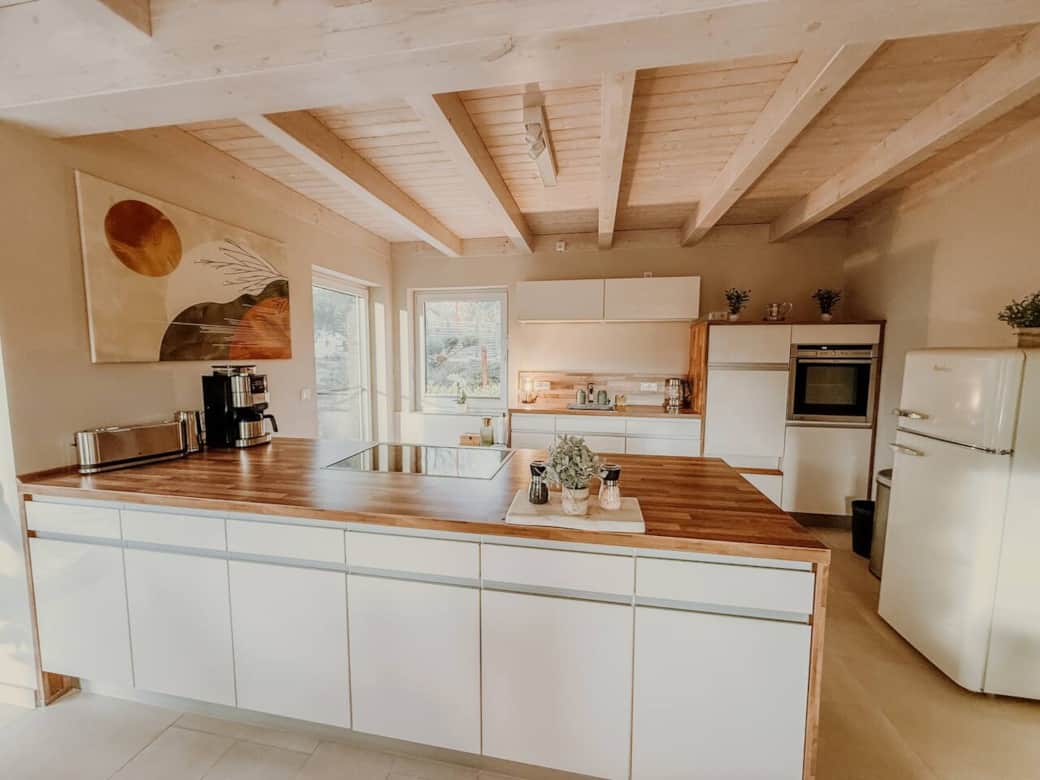 Erdgeschoss | Küche mit Kühlschrank-Kombination, Backofen + Induktionskochfeld, Geschirrspüler | Vollausstattung für 10 Gäste