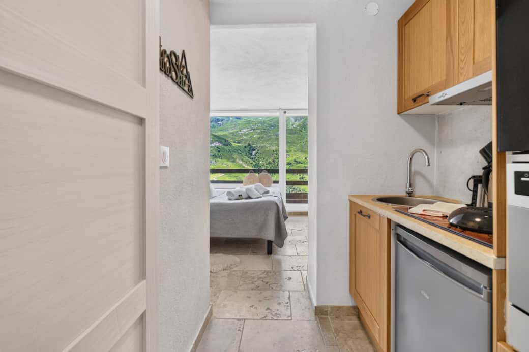 Fully equipped kitchen bathed in light, with views of the peaks.