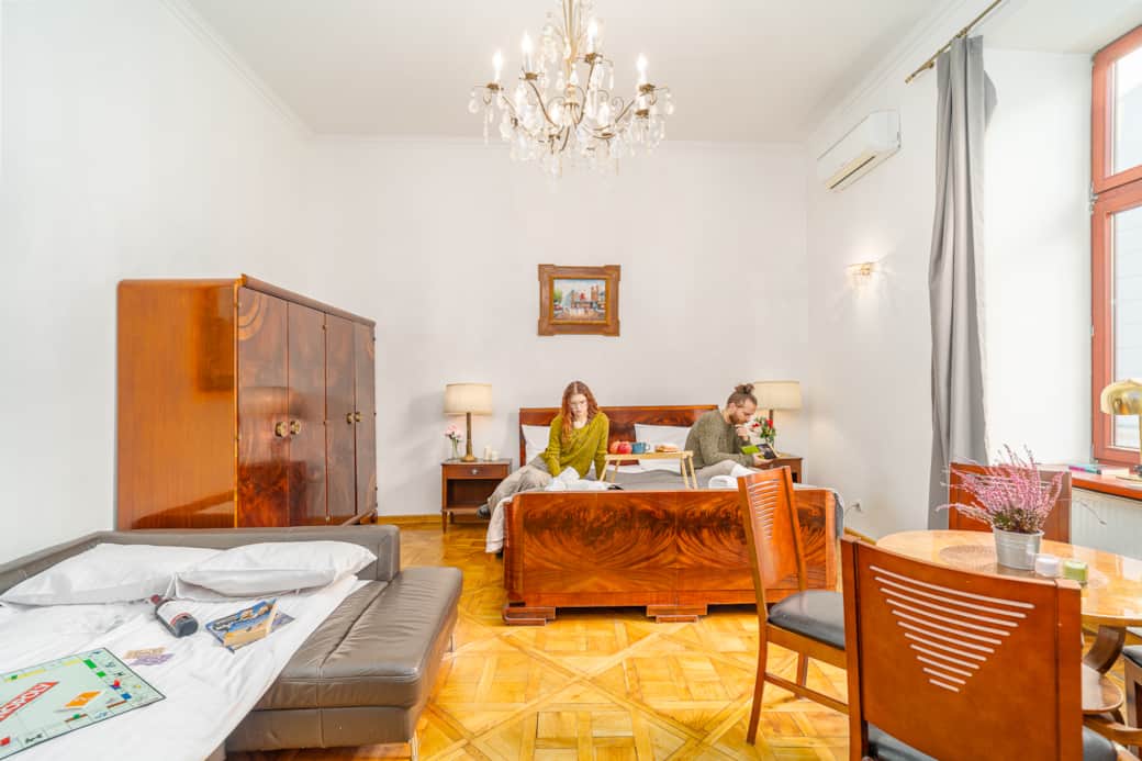 A spacious room combines the sleeping and relaxation areas, offering a large bed.