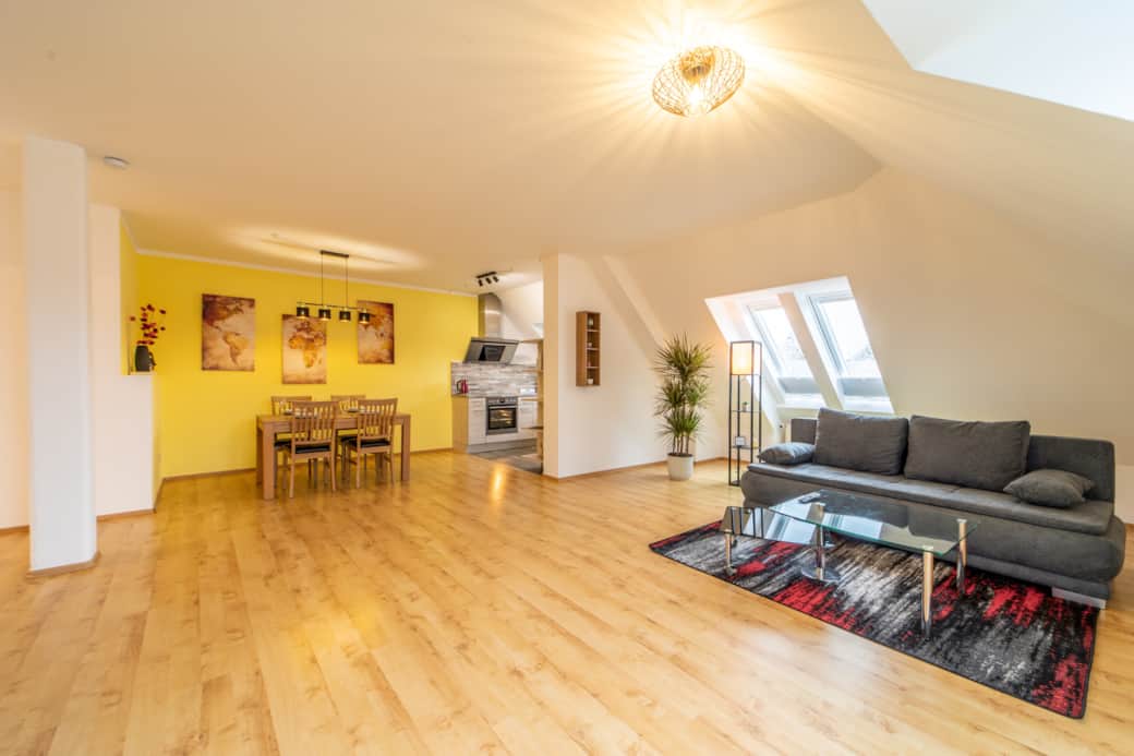 Grosses Wohnzimme mit Essbereich und Fernsehecke Grosses Wohnzimme mit Essbereich und Fernsehecke