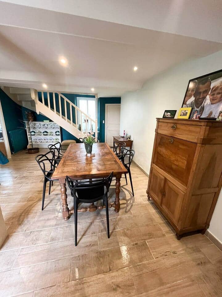 Salle à manger dans l'espace de vie avec le salon
Table à manger pouvant accueillir 9 personnes