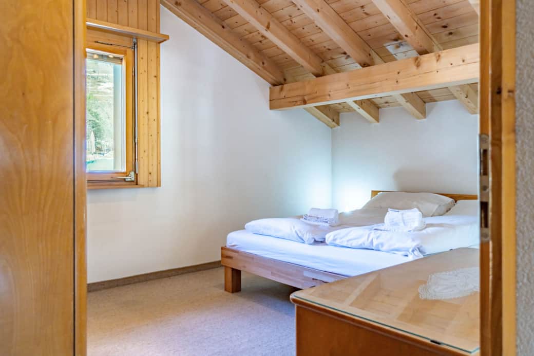 Fiesch Ferienwohnung Schlafzimmer Doppelbett Eingang_1