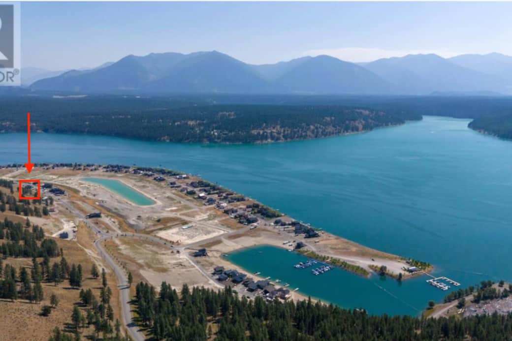 5 min walk to Crystal lake or 10 min walk to Boat Marina where there is also a private resident only beach. 