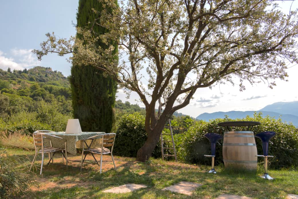 Table à manger ombragée, vue sur le Mont Ventoux